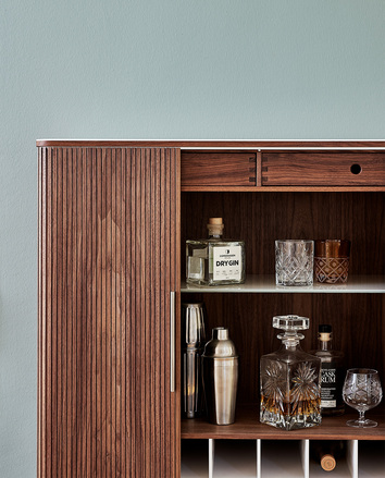 Ett halvöppet AK 2742 Barskåp med flaskor