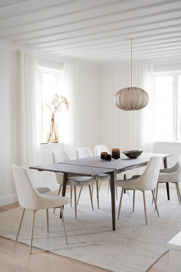 Sierra Stol i ljusbeige tyg med beige ben på modern matplats