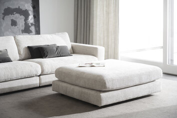 Duncan Fotpall framför soffa