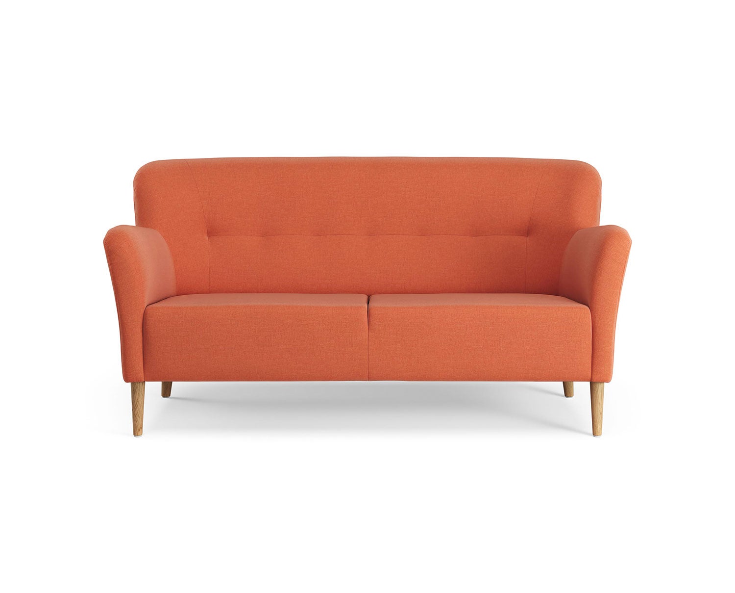 Soffan Nova i tvåsitsig modell. Soffan är klädd i tyget Linara 20, med ben i oljad ek.