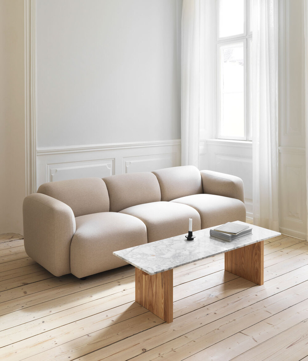 Swell Soffa 3-sits i ett ljust vardagsrum med ett soffbord i marmor