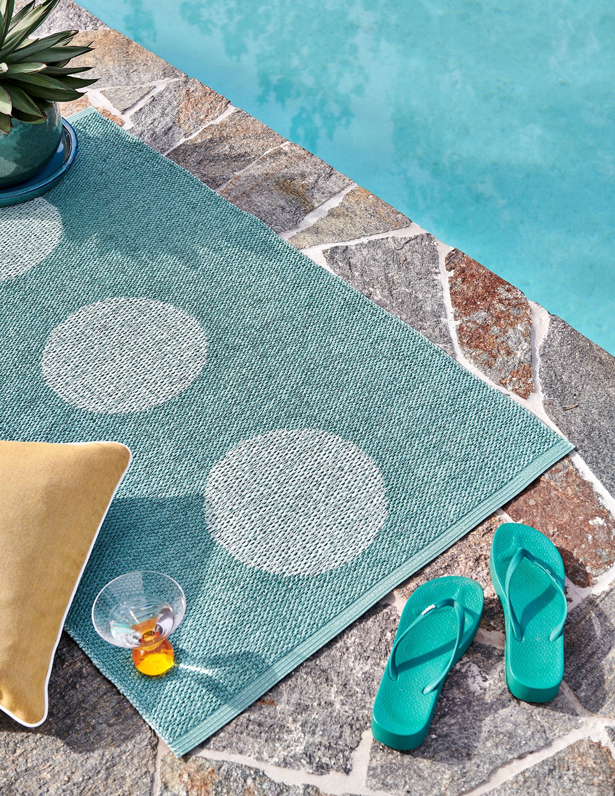 Vera Pop Gångmatta i färgen Jade/Pale Turquoise på en poolkant