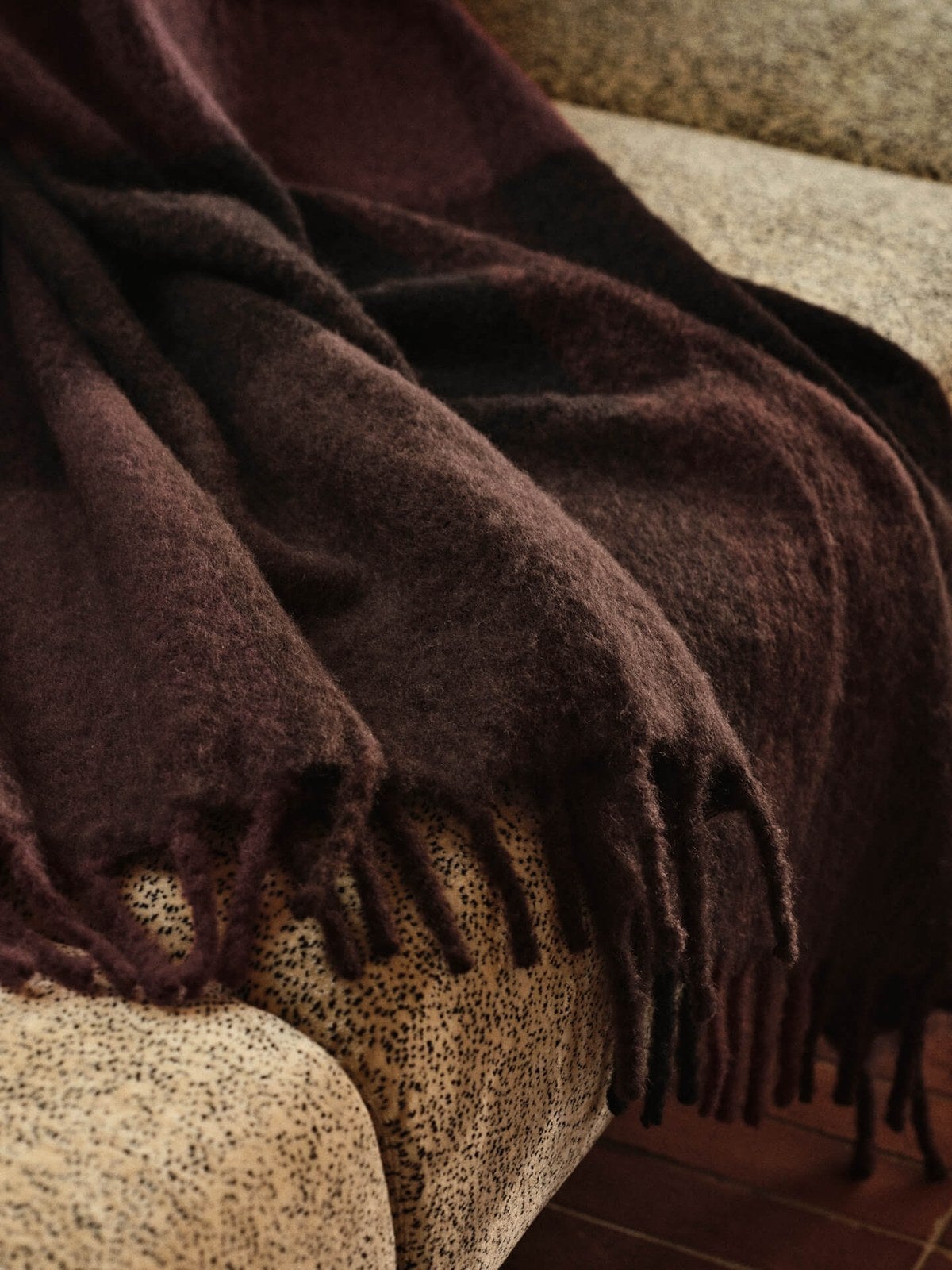 Ferm-Living-Blur-Mohairplad-Dark-Chocolate-Oxide-Red-miljo-1