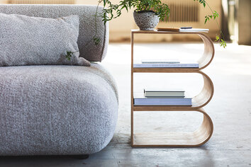 Beta hylla dekorerad med böcker och växter