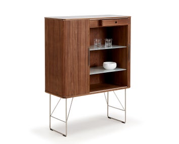 AK 2740 Skåp med jalusis dörrar i valnöt.