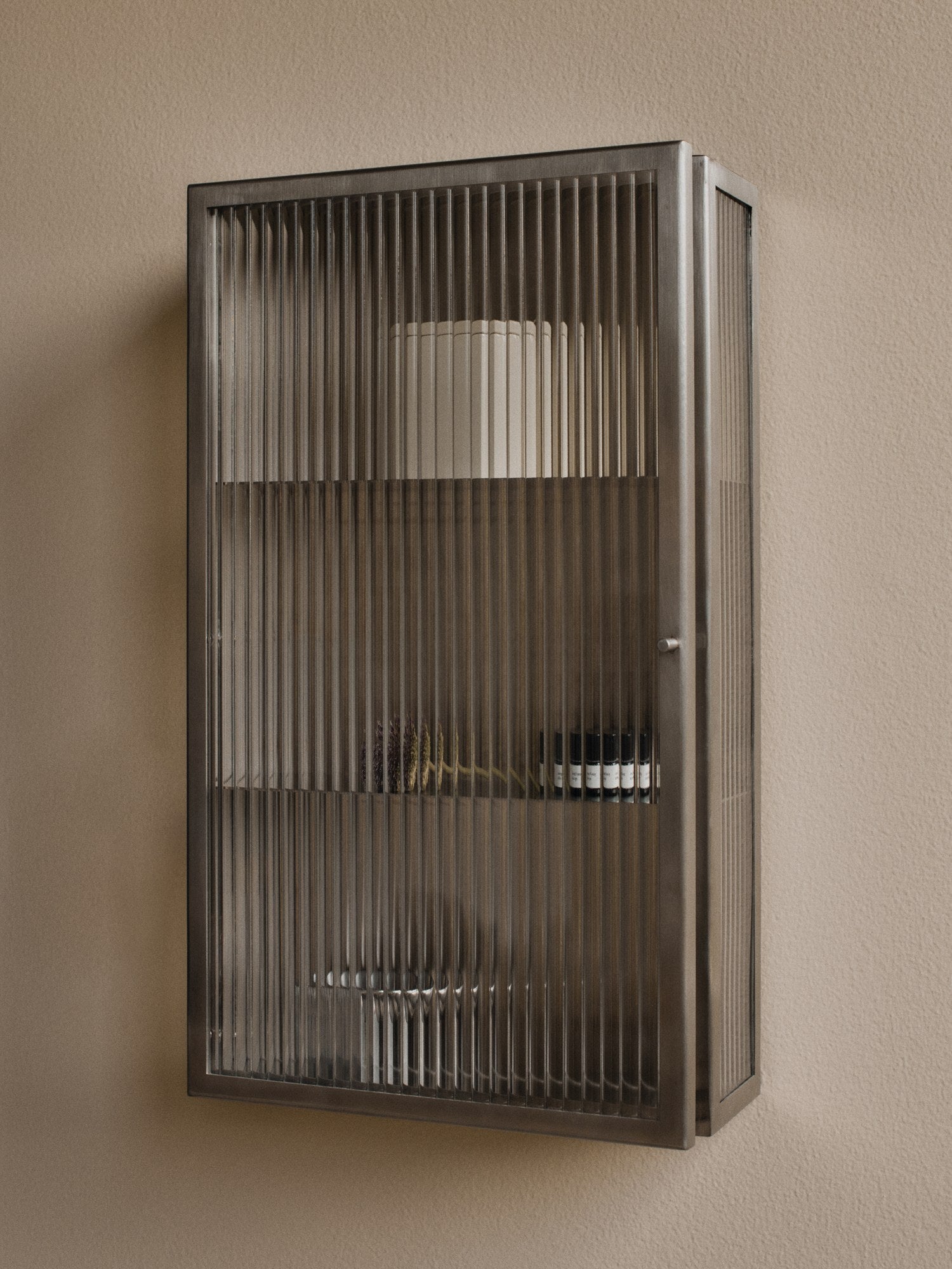 Ferm-Living-Haze-Wall-Cabinet-Rostfritt-Stal-miljo