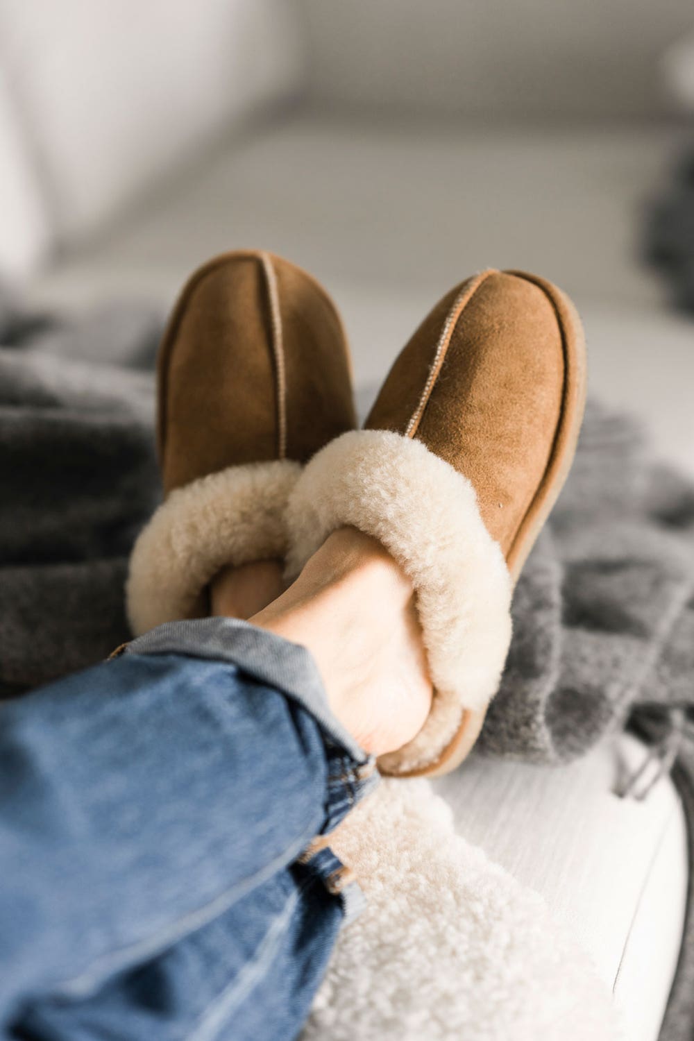 Jessica-Toffla-Chestnut-Miljo.jpg Jessica Fårskinnstofflor Chestnut på kvinna med uppkavlade jeans