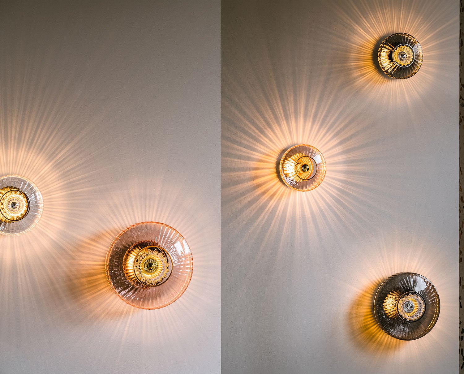 New Wave Optic vägglampa i olika färger, storlek M och XL.