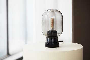 Amp-Bordslampa-Smoke-Black-Miljo