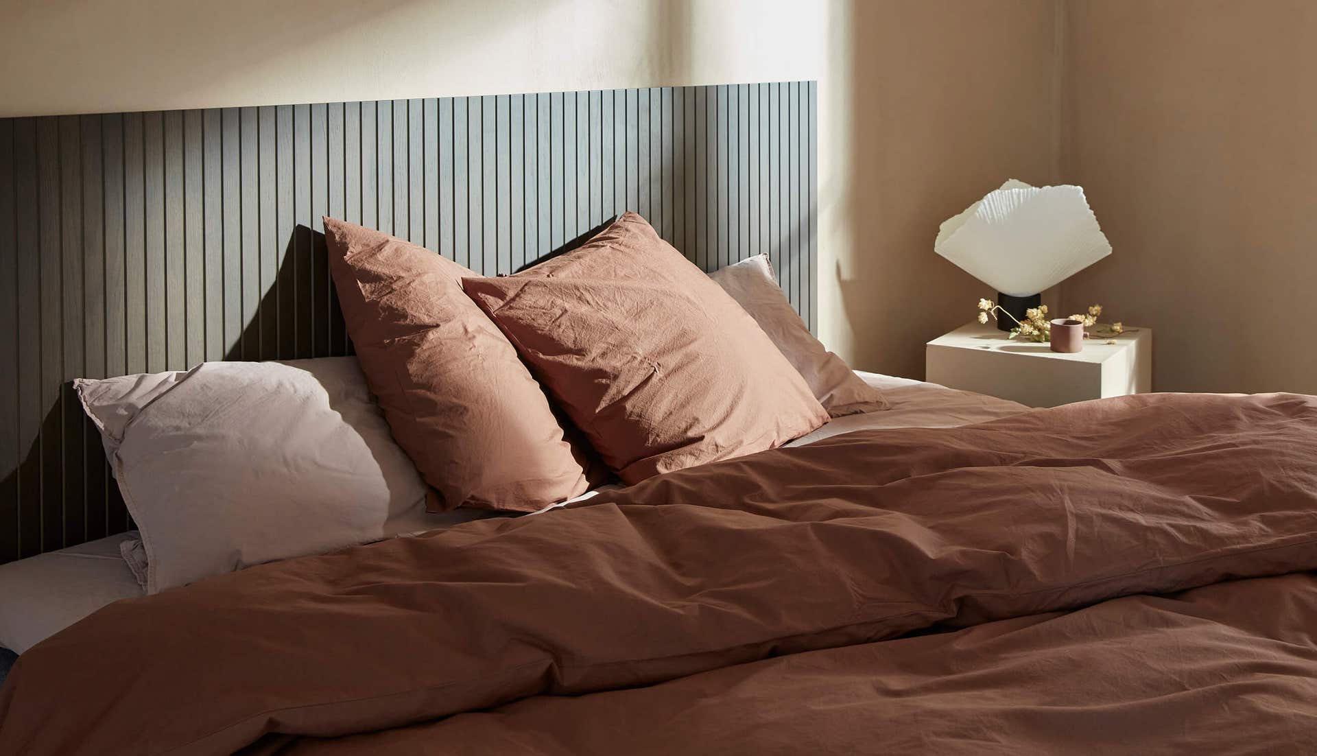 Hilding-sangar.jpg Säng från Hilding med ribbad sänggavel i rökt ask.