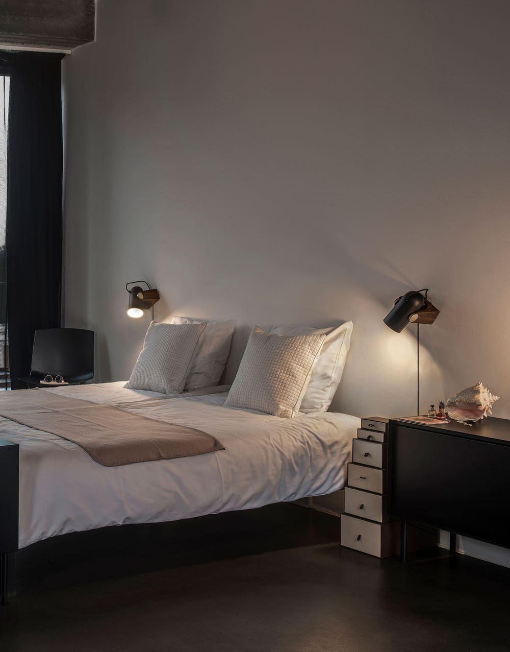 CARRONADE-Wall-black_5.jpg CARRONADE-Wall-black_5