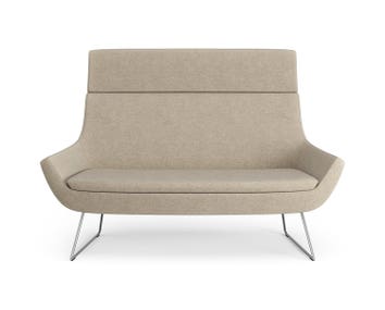 Soffan Happy i hög modell, klädd i tyget Hallingdal 0220 med kromat medstativ