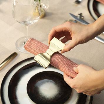 Bowie Servettring i mässing runt en röd servett