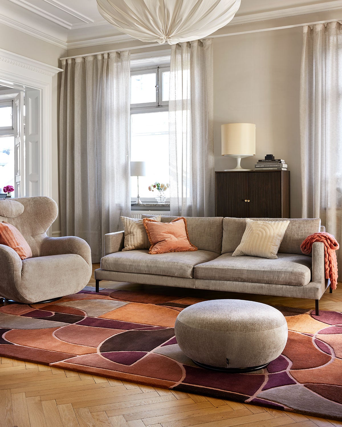 Modern Abstract Matta i färgen Multi Rost under beige soffgrupp