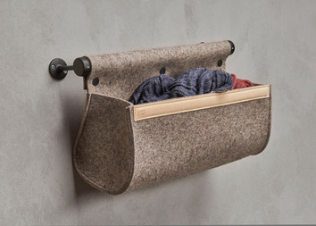 Ulrika Förvaring uppsatt på vägg med garn i