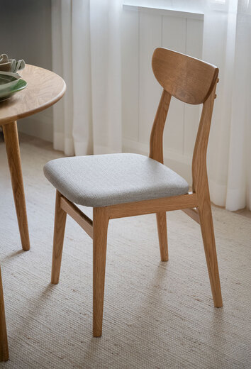 Rodham Stol i ek med gråbeige tyg på ljus ullmatta