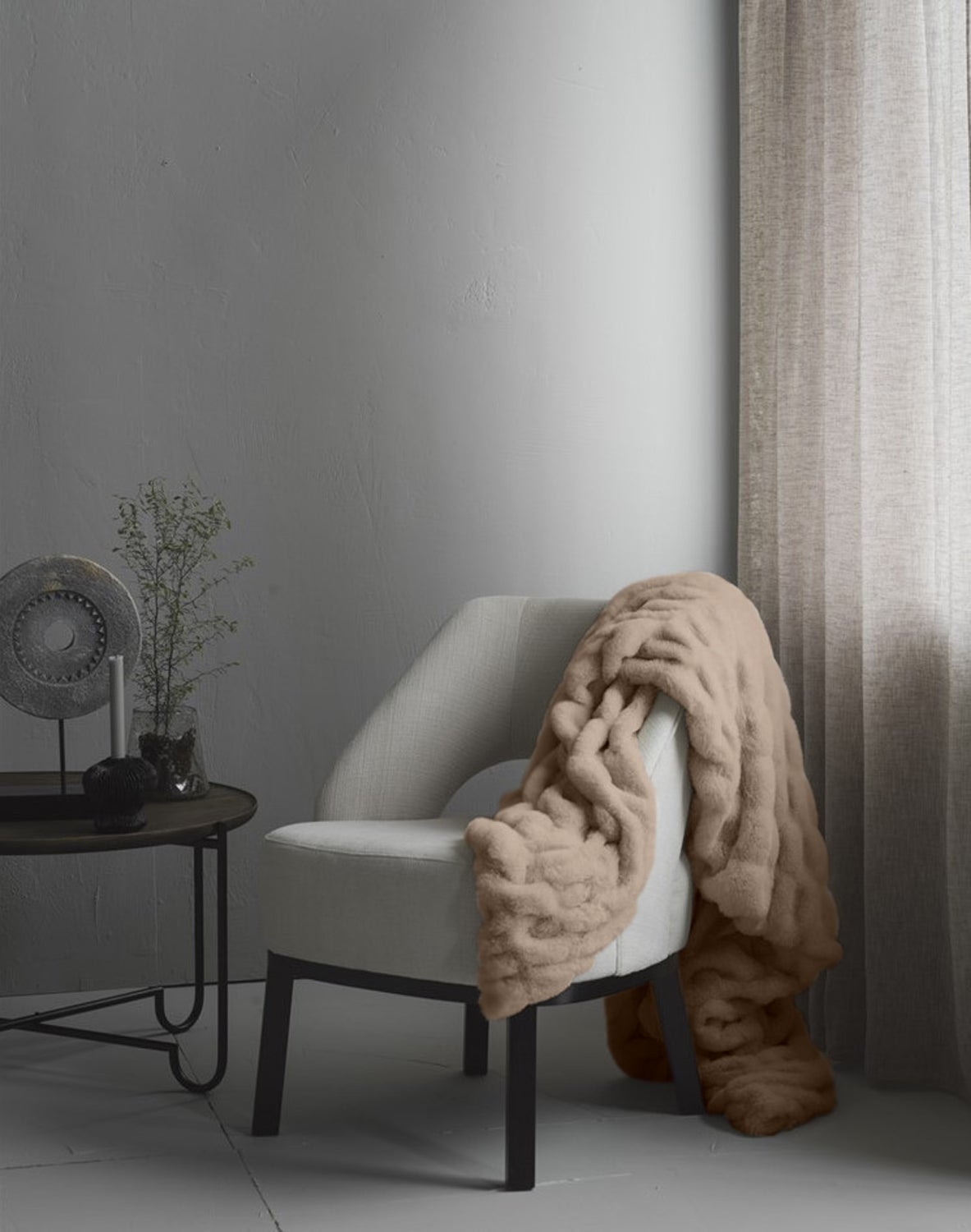 Fluffy-pläd-beige-Lifestyle