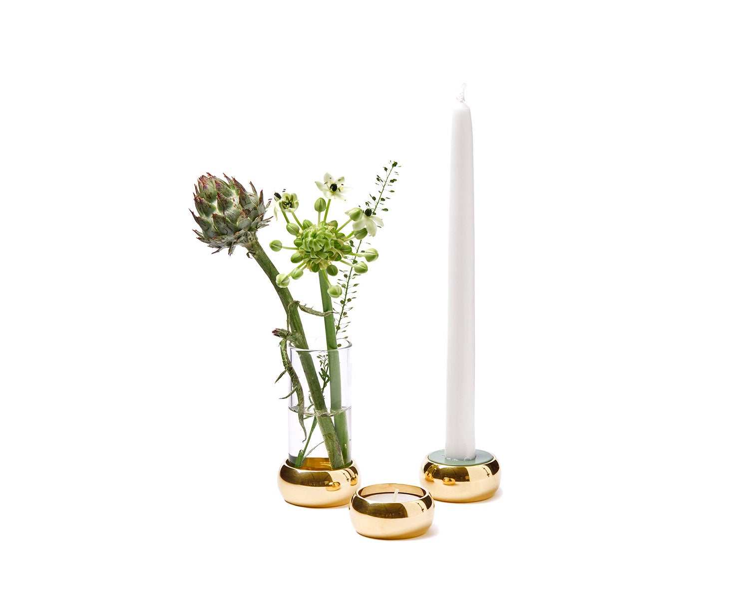Constella Gåvoset i mässing med tre delar. Här finns plats för antingen tre värmeljus eller kombinera med en vas, ett värmeljus och ett kronljus. 