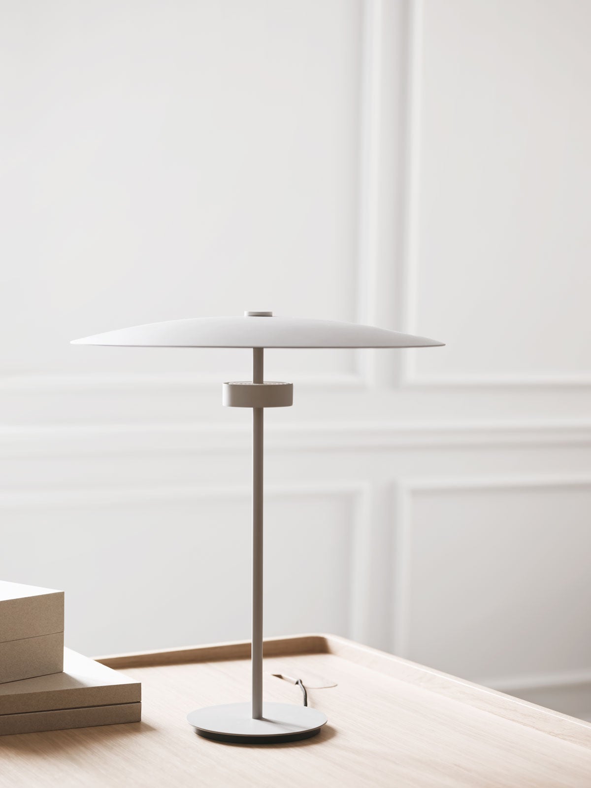 Bolia-Reflection-Table-Lamp-Grey-Aluminium-Lifestyle-1