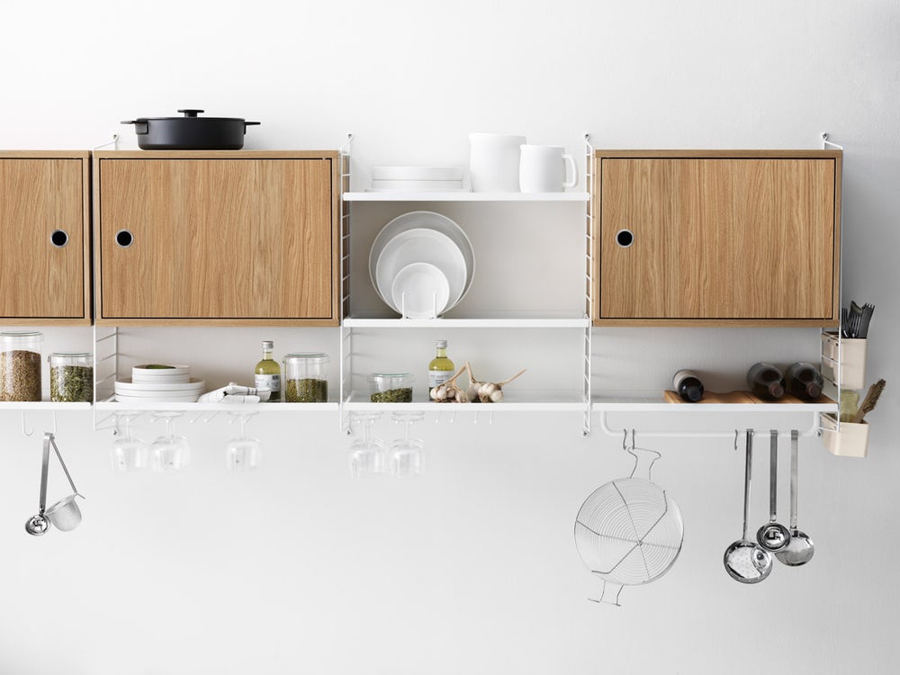 solution-string-system-kitchen-white-oak-accessories_landscape.jpg String system kök. Skåp i ek med metallhyllplan i vitt