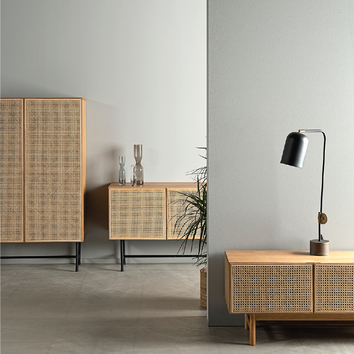 Racquet Vitrin bredvid Racquet Sideboard