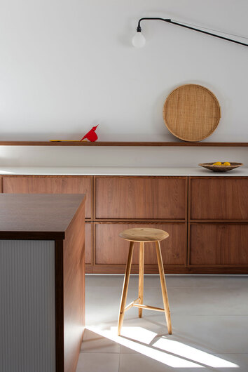 Blanc Barpall i naturoljad ek med sitthöjd 65 centimeter i soligt kök