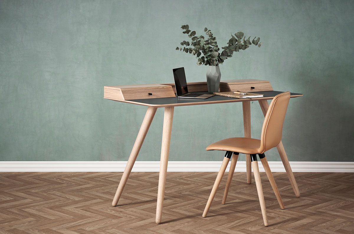 Stick Skrivbord med en skrivbordsstol framför