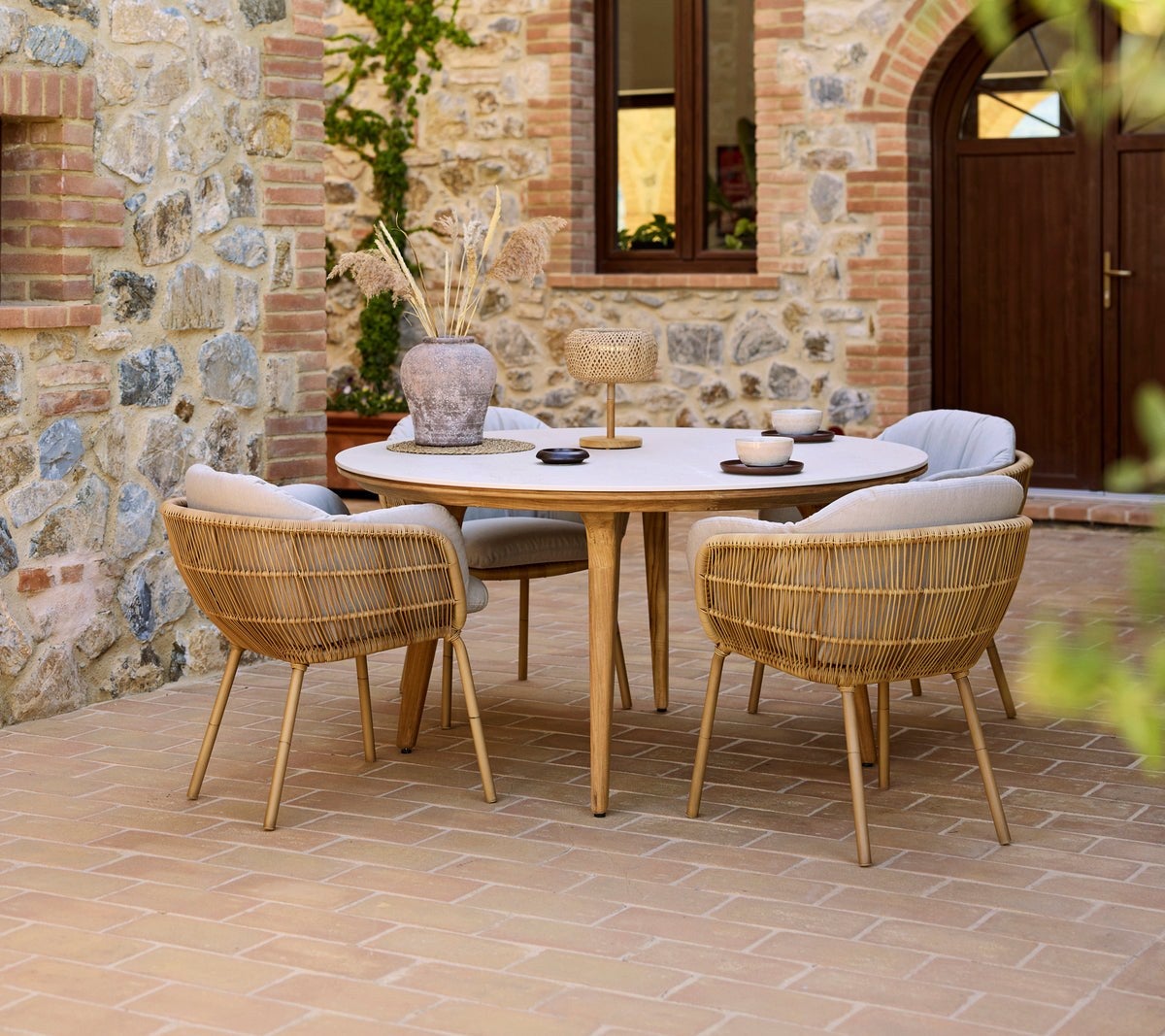 Stay_dining_chair_with_aluminium_legs_-_Aspect_dining_table_-env-89b67