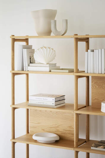 Holton bokhylla vackert dekorerad med vaser, böcker och skålar