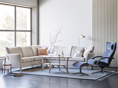 SP-Oda-N53_Silver-176-graoljet-ben_Delta-Motion-Flair-Denim-S04-sortlakkert_low.jpg 2,5s + 3s DUO. Armstöd Oda. Tyg Mode Silver. Gråoljade ben. Fåtölj Delta Motion