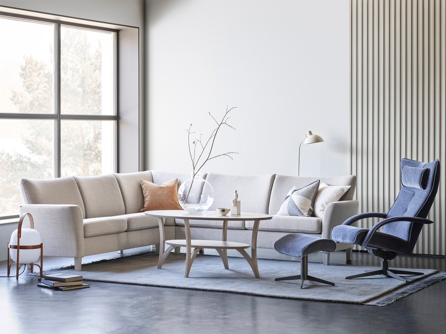 SP-Oda-N53_Silver-176-graoljet-ben_Delta-Motion-Flair-Denim-S04-sortlakkert_low.jpg 2,5s + 3s DUO. Armstöd Oda. Tyg Mode Silver. Gråoljade ben. Fåtölj Delta Motion