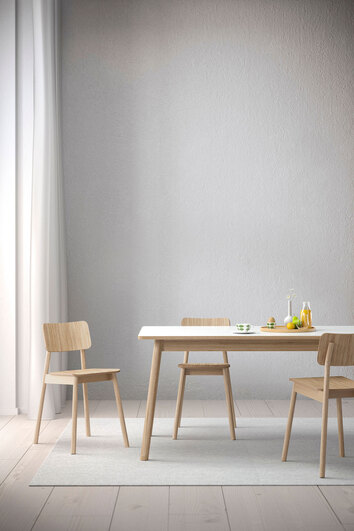 Dino bord 200 cm med tre stolar. Möblerna står på matta och det är uppdukat en frukost på bordet. 