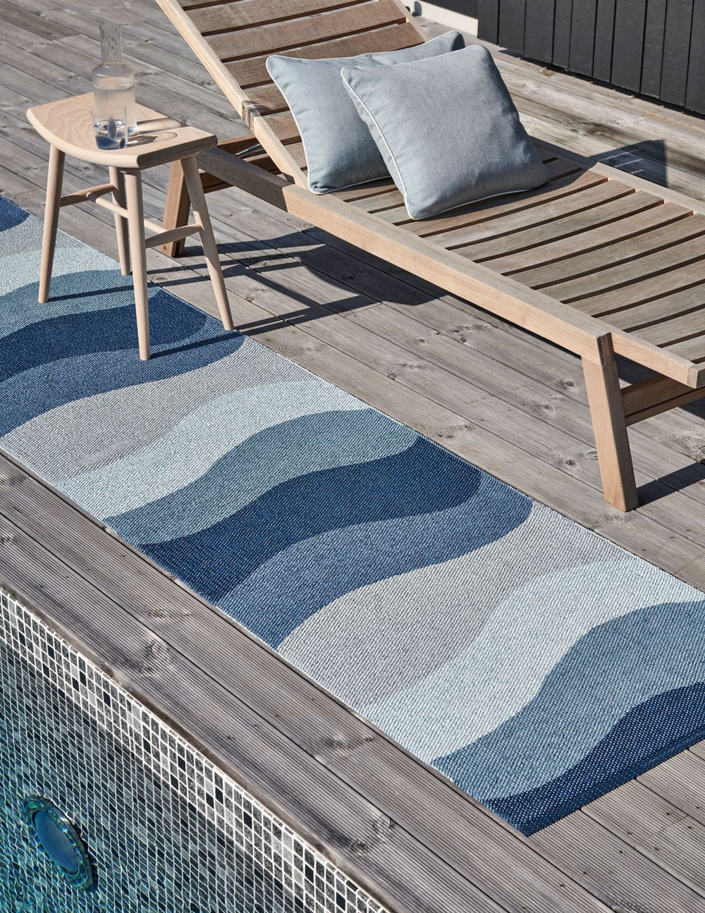 Pappelina-Urvi-Gangmatta-Water-Miljo_1.jpg Urvi Gångmatta i färgen Water vid poolkant utomhus