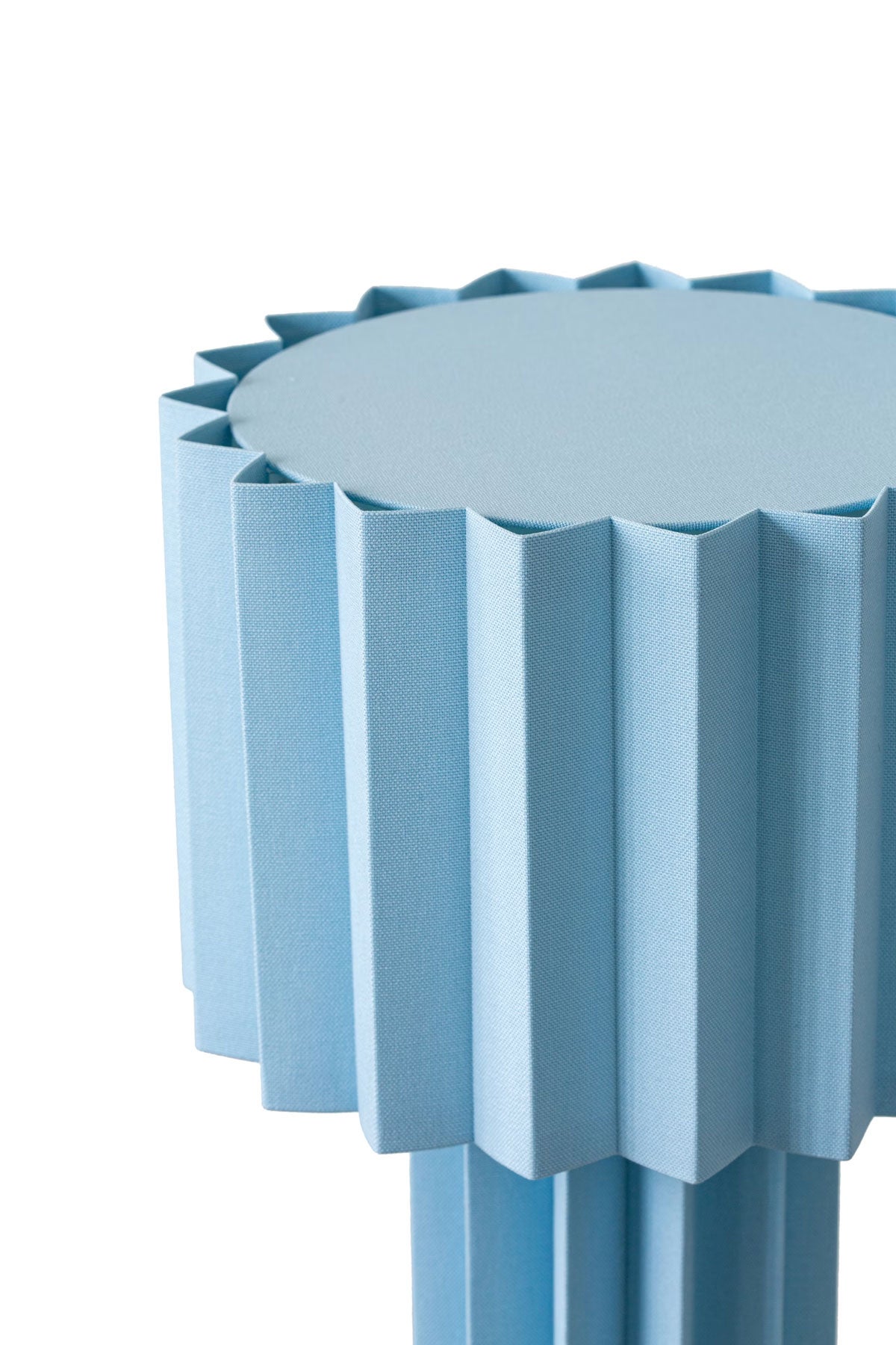 Närbild av Plissé bordslampa pale blue från Örsjö Belysning