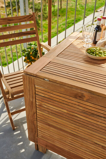 Butterfly Klaffbord i teak med klaffstol på halvsolig balkong