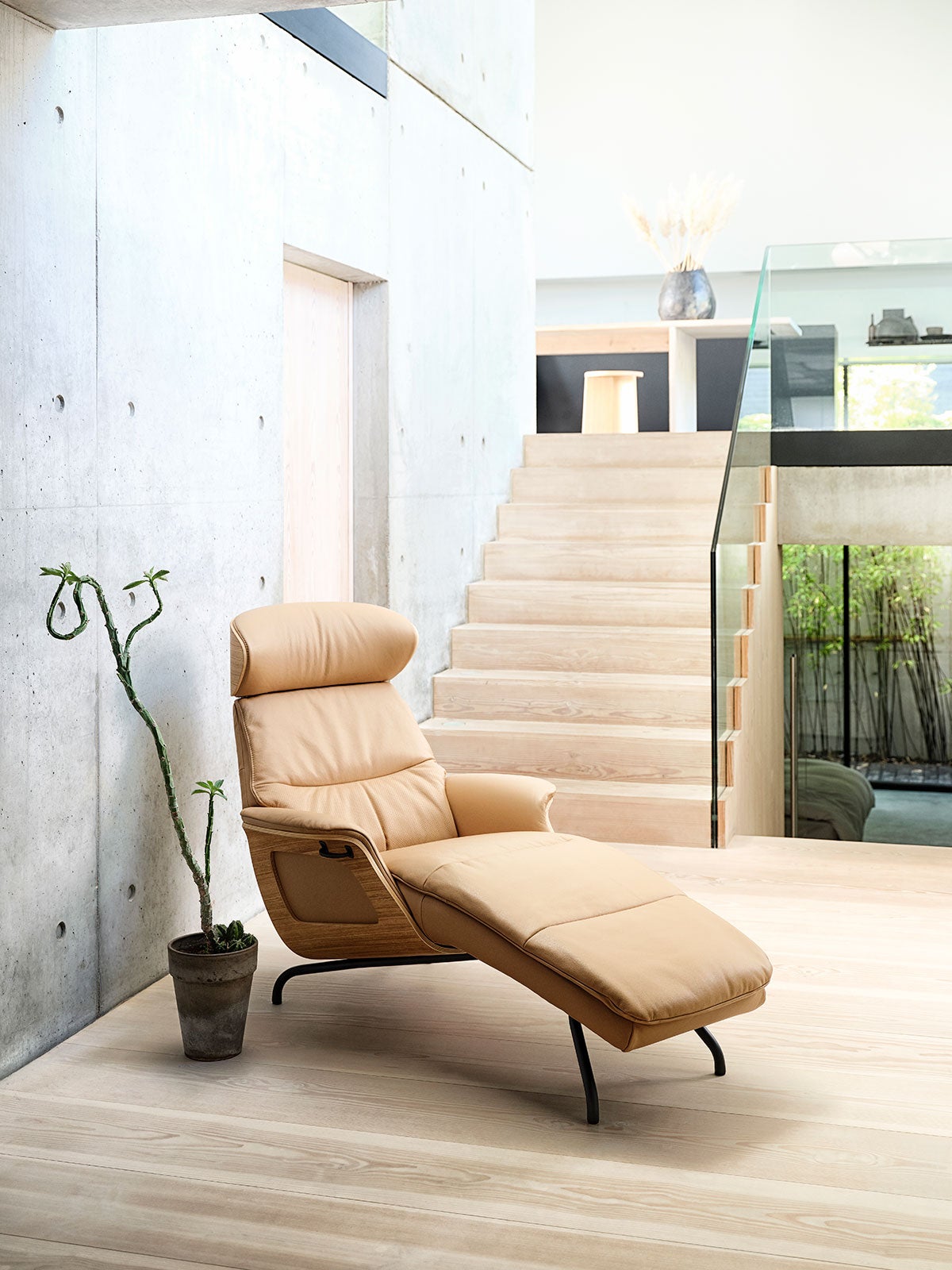 Clement Schäslong med fanérsidor klädd i läder i industriell inredning