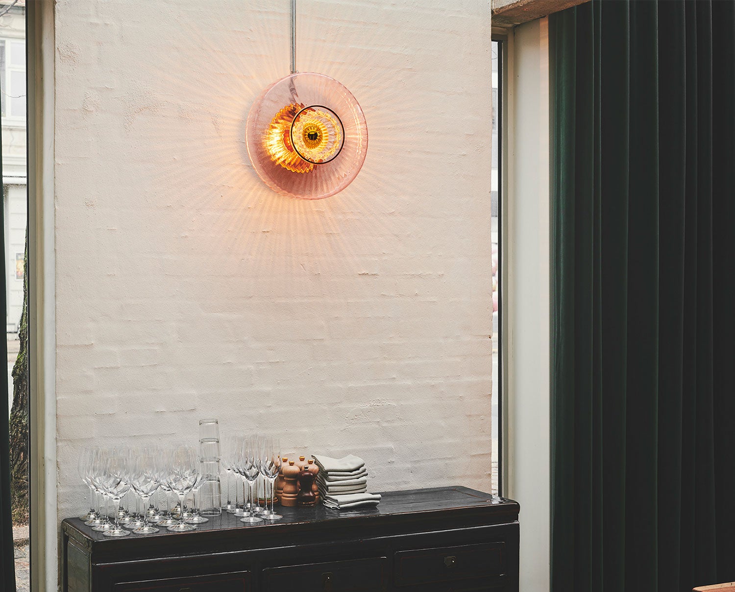 New Wave Optic vägglampa Rose uppsatt på vägg