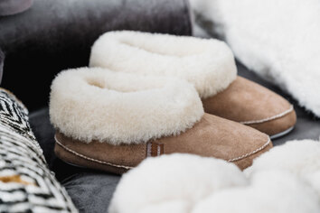 Emmy Fårskinnstofflor Chestnut bland fårskinn i olika färger