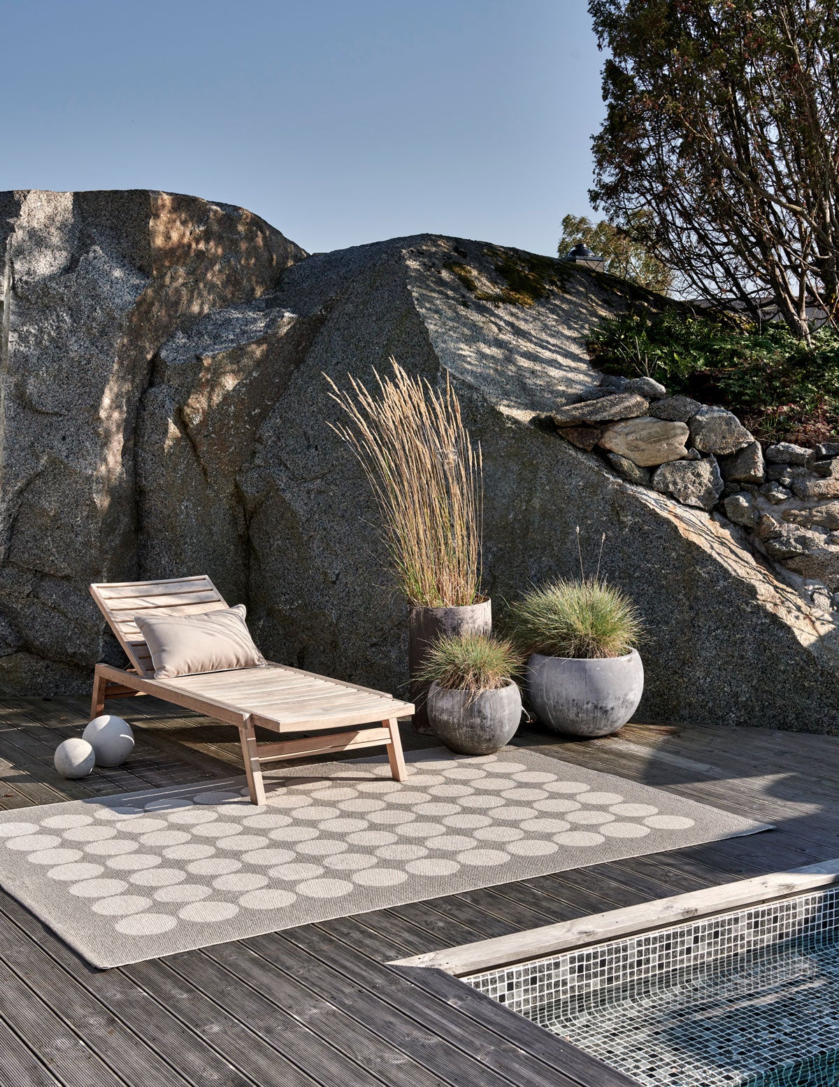 Hugo Matta i färgen Linen / Vanilla under solstol på trädäck