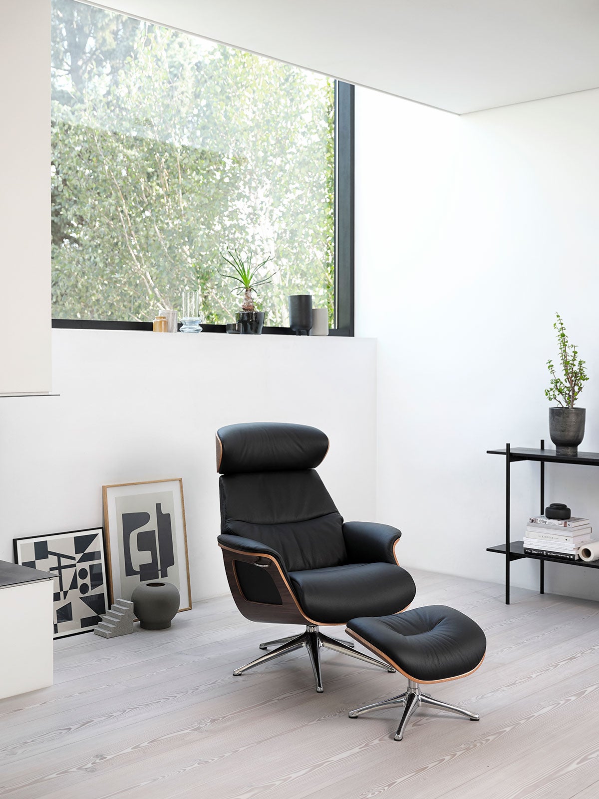 Clement Fåtölj och fotpall med fanérsidor i läder Savoy i färgen Platin Black i modernt vardagsrum