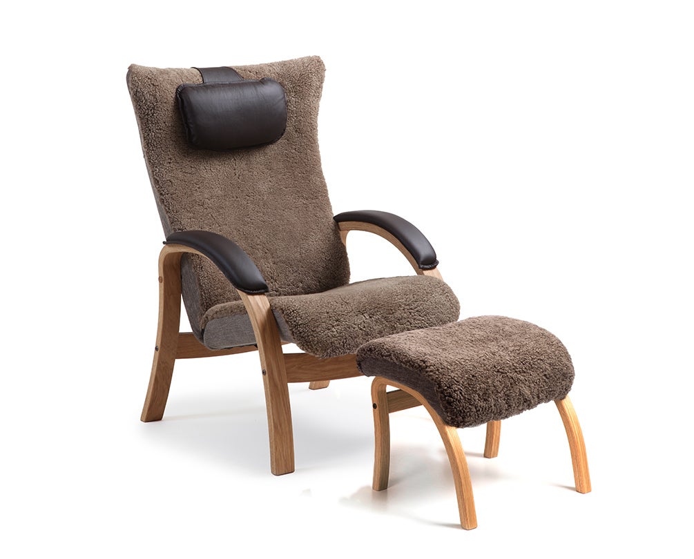 Easy Fåtölj och fotpall i oljad ek i fårskinn Sahara