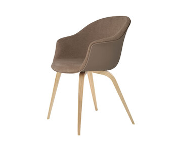 Bat stol, träben i ek, sits i New Beige plast med framsida i tyg Light Bouclé