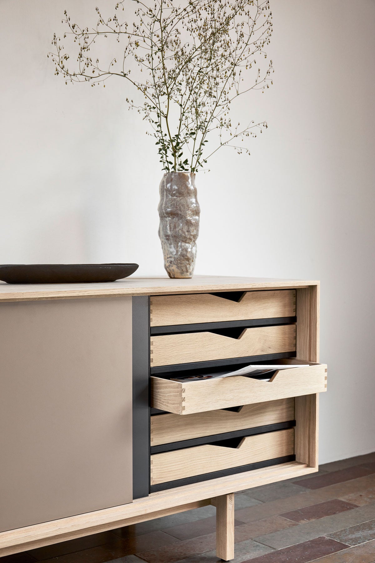 S1 sideboard med lådor, stomme i såpad ek och dörrar i multi earth från Andersen Furniture