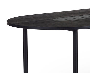 Detalj på Be My Guest Matbord i svart ek från Warm Nordic