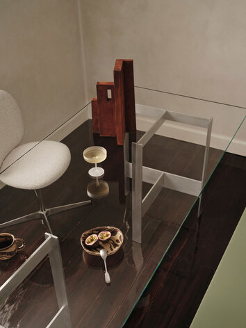 Lager Matbord med en kaffekopp, champagneglas och skål med passionsfrukt