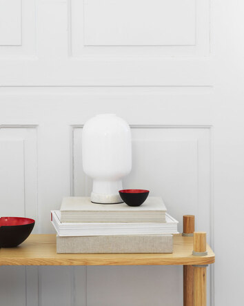 Amp-Bordslampa-White-White-Miljo-1