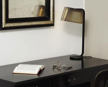 Owalo 7020 Bordslampa Svart på skrivbord med bok och glasögon