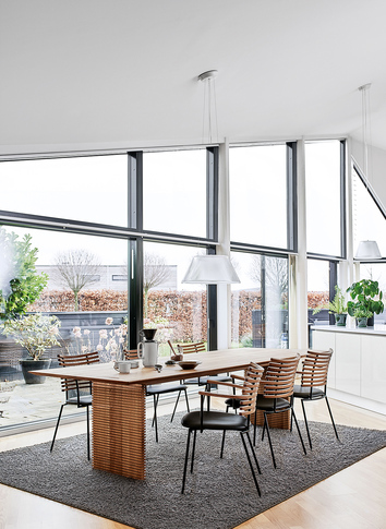 GM 3500 Straight Matbord och Tiger stol i ett modernt kök med stort fönsterparti och högt i tak. 