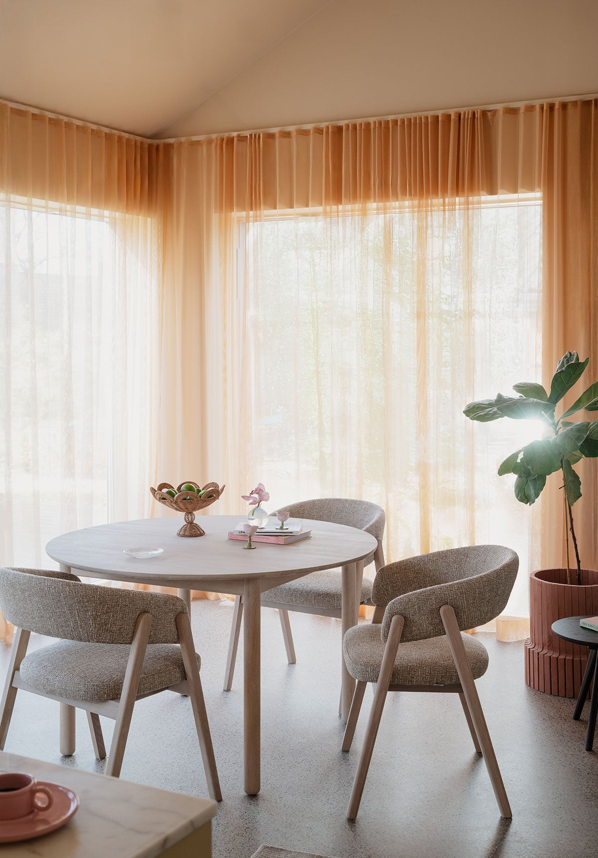 Rowico-Derrymore-Table-Round-White-Pigmented-Oak-Lifestyle