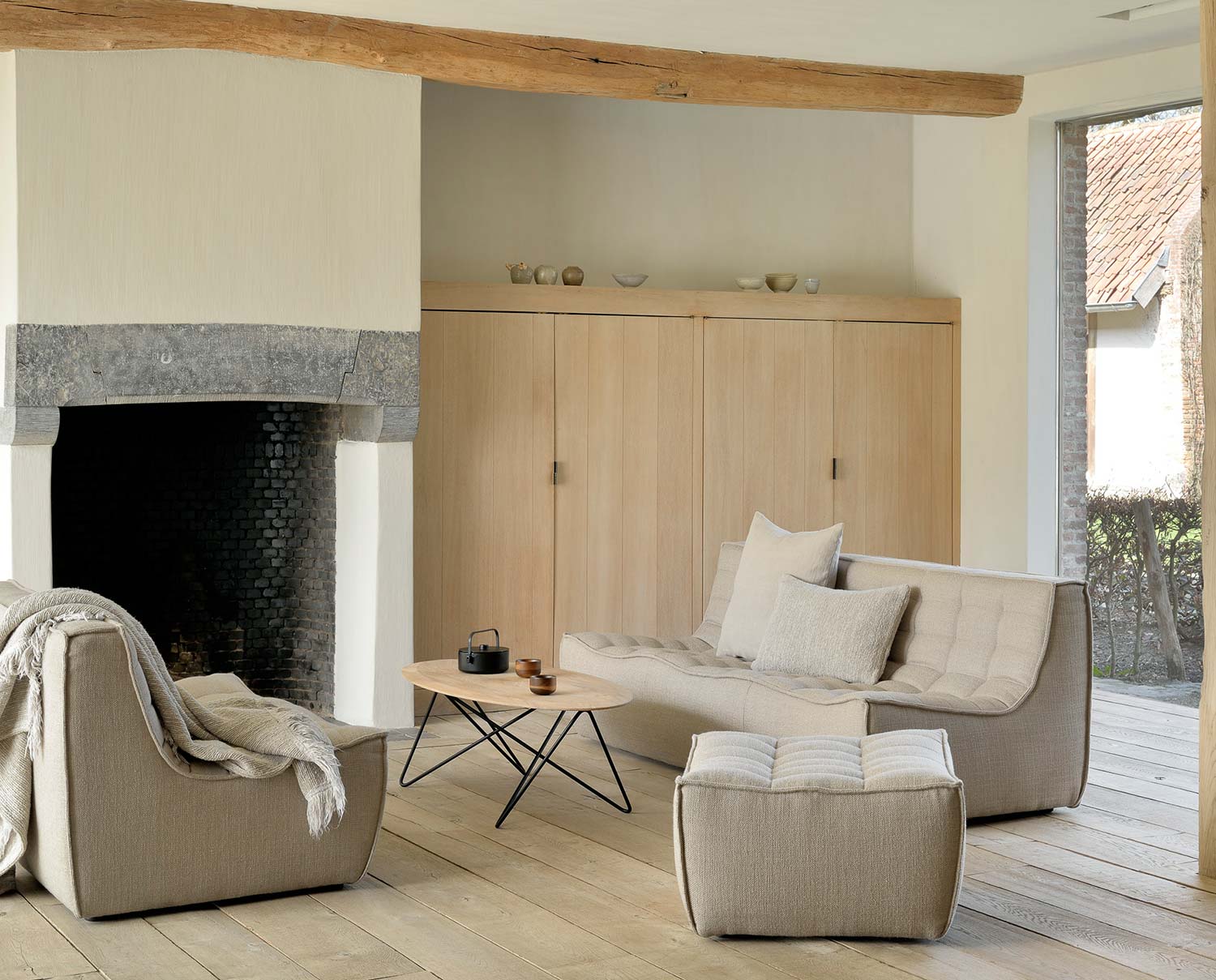 N701 Soffa 2-sits, fåtölj och fotpall i tyget Beige som del av soffgrupp i vardagsrum